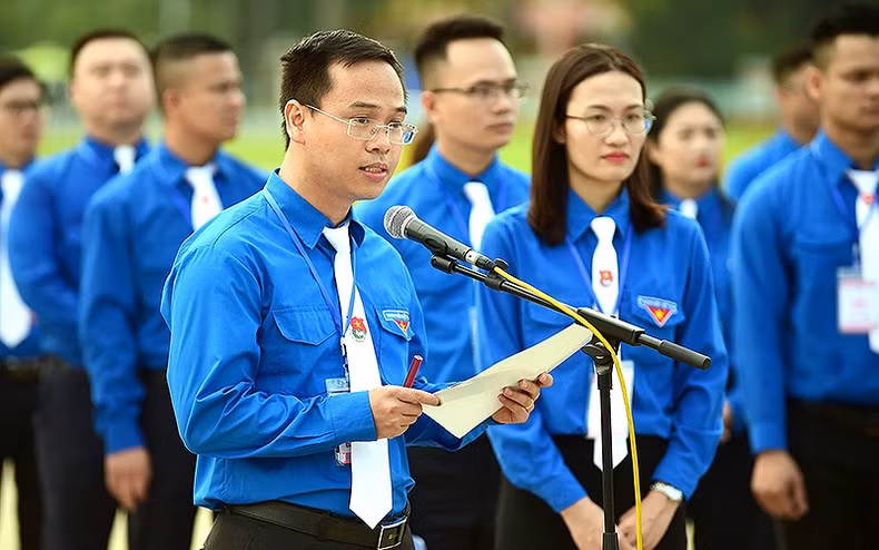 Nguyen Duy Son, representante del Ministerio de Relaciones Exteriores, en nombre de los 75 delegados del festival informa los esfuerzos y logros alcanzados por los miembros de la organización juvenil en los últimos tiempos.