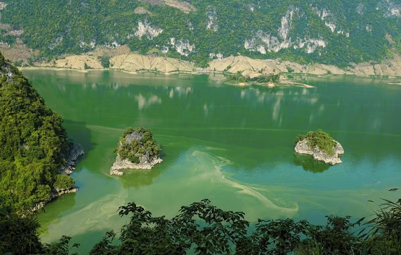 Paisaje del lago de Song Da en la comuna de Huoi So, distrito de Tua Chua