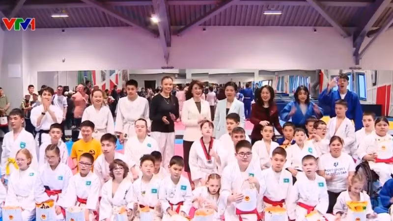 Ngo Phuong Ly, esposa del secretario general del PCV, To Lam (cuarta desde derecha, tercera fila), visita el centro de entrenamiento para atletas con discapacidad en Kazajistán (Foto: vtv.vn)