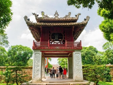 Turistas al Van Mieu-Quoc Tu Giam (Fotografía: VNA)