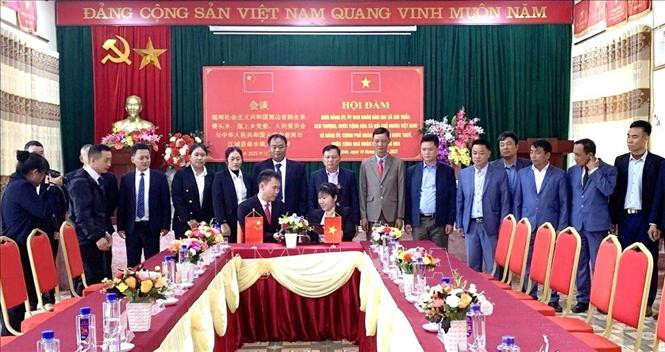 La delegación del Comité partidista y del Gobierno del pueblo Qushui, distrito de Jiangcheng, provincia china de Yunnan, y la delegación del Comité partidista y el Comité Popular de las comunas de Sen Thuong y Sin Thau, del distrito de Muong Nhe de la provincia norteña de Dien Bien, firmaron un memorando de entendimiento. (Foto: VNA)