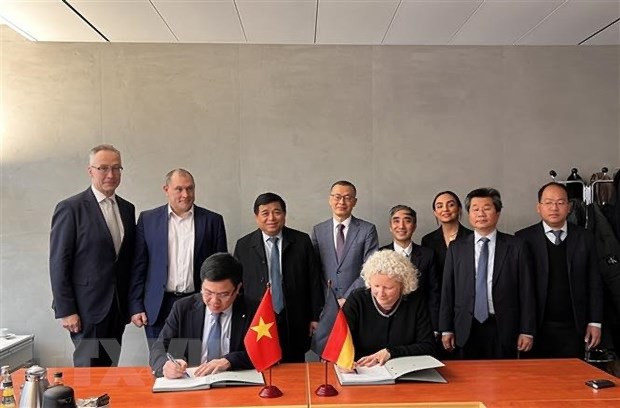 La firma de un Memorando entre ambas partes (Fotografía: VNA)