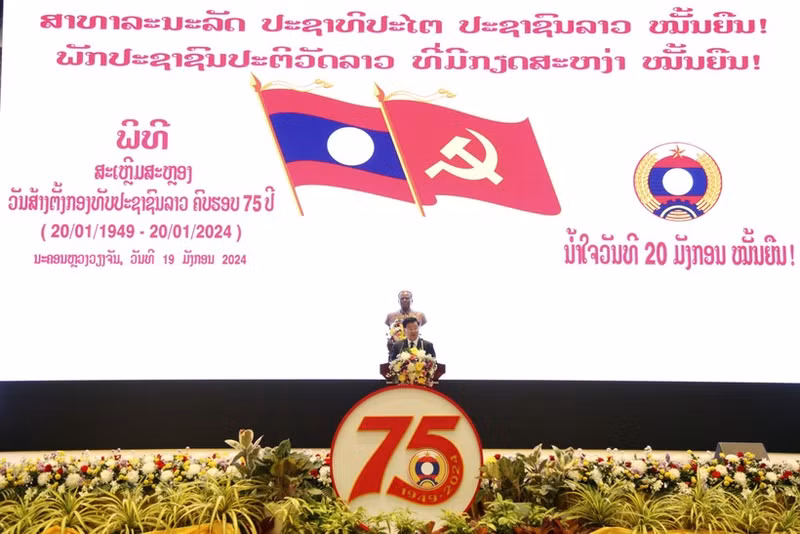 El secretario general del PPRL y presidente estatal de Laos, Thongloun Sisoulith, habla en la reunión. (Foto: VNA)