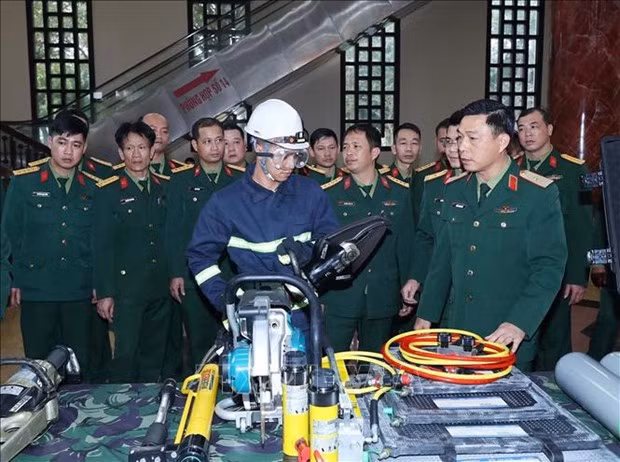 La fuerza de ingenieros revisa el equipo y la maquinaria para el trabajo de rescate (Foto: VNA)