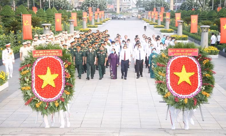 Los delegados ofrecen inciensos a los héroes y mártires. Los delegados ofrecen inciensos a los héroes y mártires.
