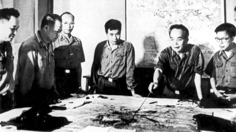 El general Vo Nguyen Giap y sus camaradas de la Comisión Militar Central revisan el plan de combate para la Campaña de Ho Chi Minh (Hanói, abril de 1975). (Foto: VNA)