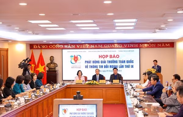 La conferencia de prensa sobre el lanzamiento del IX Premio Nacional de Información Exterior tiene lugar en la Agencia Vietnamita de Noticias. (Foto: VNA)
