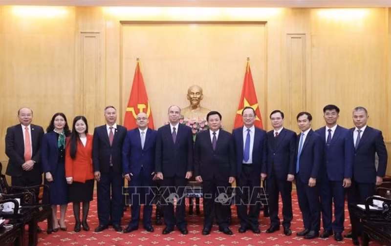El director de la Academia Nacional de Política Ho Chi Minh, Nguyen Xuan Thang, y el embajador cubano, Rogelio Polanco Fuentes, junto con los delegados (Foto: VNA)