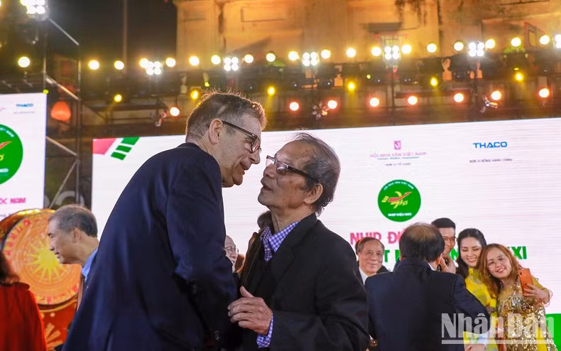 Emotivo encuentro entre los poetas Bang Viet, de Vietnam, y Bruce Weigl, de Estados Unidos. Emotivo encuentro entre los poetas Bang Viet, de Vietnam, y Bruce Weigl, de Estados Unidos.