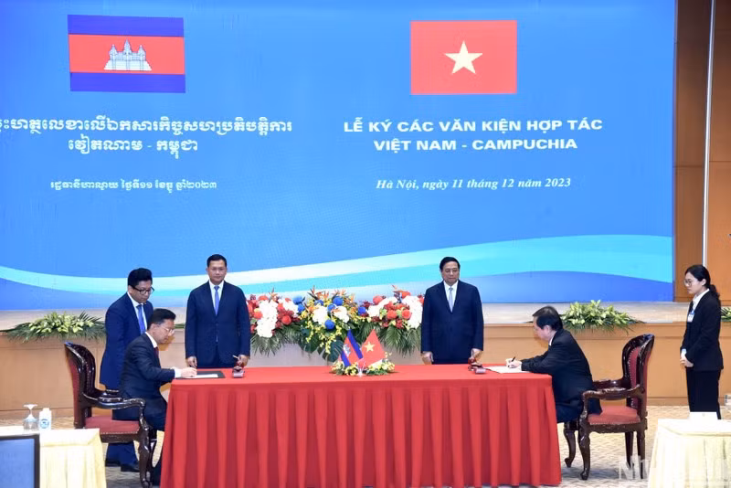 [Foto] Premieres de Vietnam y Camboya presencian firma de documentos de cooperación bilateral
