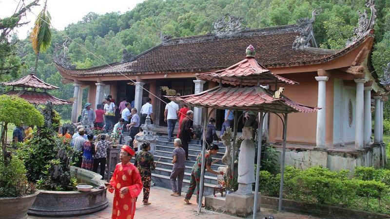 Celebran en provincia vietnamita Festival de templo Tran Nhat Duat