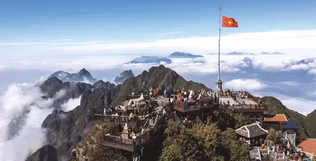 El mar de nubes en la cima de Fansipan (provincia de Lao Cai) atrae a un gran número de turistas nacionales y extranjeros. (Foto: VNA)