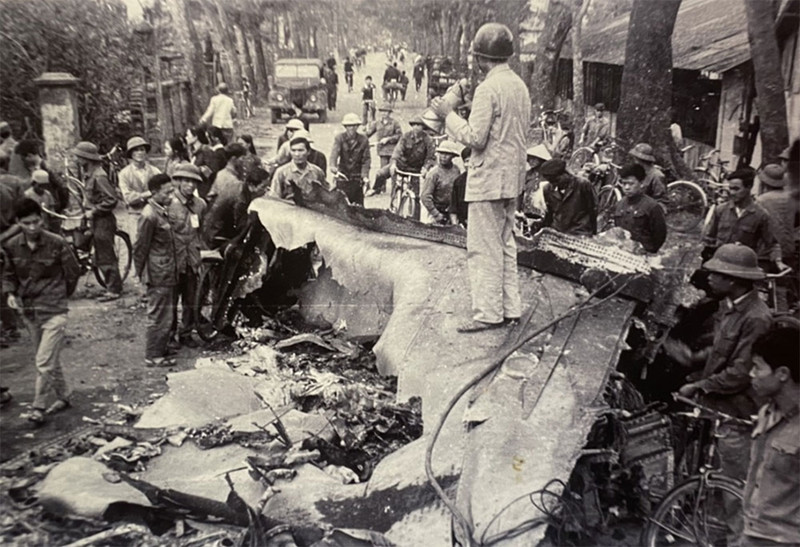 El avión derribado en la calle Hoang Hoa Tham (Fotografía: qdnd.vn)