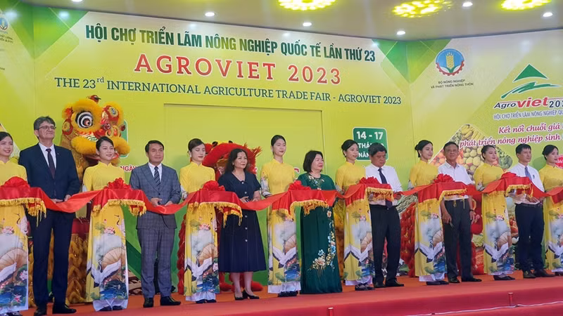 Representantes de agencias en la ceremonia de inauguración de AgroViet 2023. (Foto: qdnd.vn)
