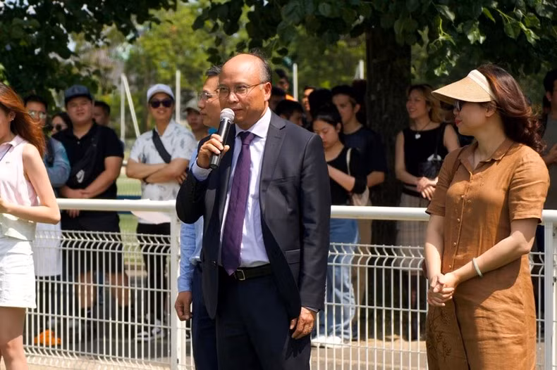 El embajador vietnamita en Francia, Dinh Toan Thang, habla en la ceremonia de apertura del torneo. (Foto: MINH DUY) El embajador vietnamita en Francia, Dinh Toan Thang, habla en la ceremonia de apertura del torneo. (Foto: MINH DUY)