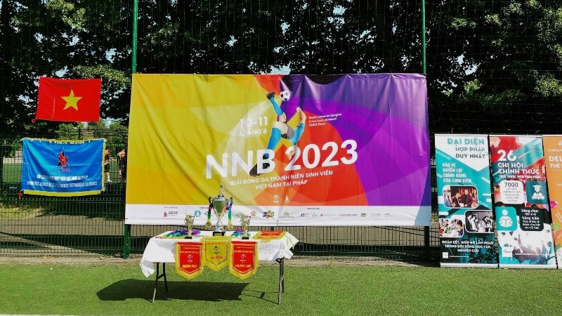 Celebran jóvenes vietnamitas partido amistoso de fútbol en Europa