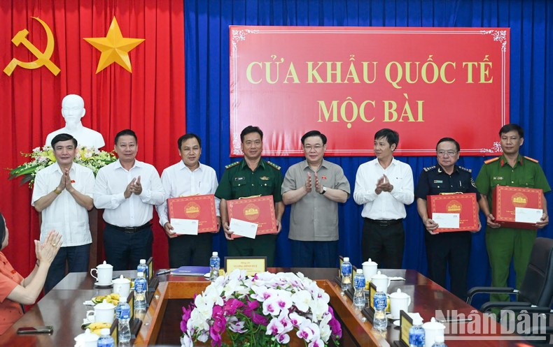 El presidente de la Asamblea Nacional de Vietnam, Vuong Dinh Hue, entrega obsequios a representantes de autoridades en la puerta fronteriza de Moc Bai (Foto: Nhan Dan)