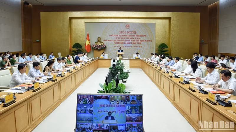 Minh Chinh y los viceprimeros ministros Le Minh Khai y Tran Luu Quang presiden la Conferencia.