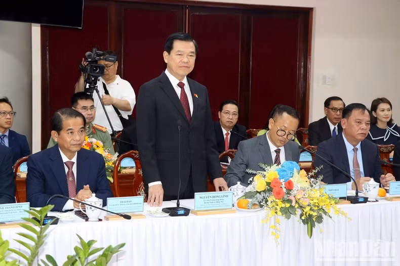 El secretario del Comité partidista de Dong Nai, Nguyen Hong Linh, habla en la cita.