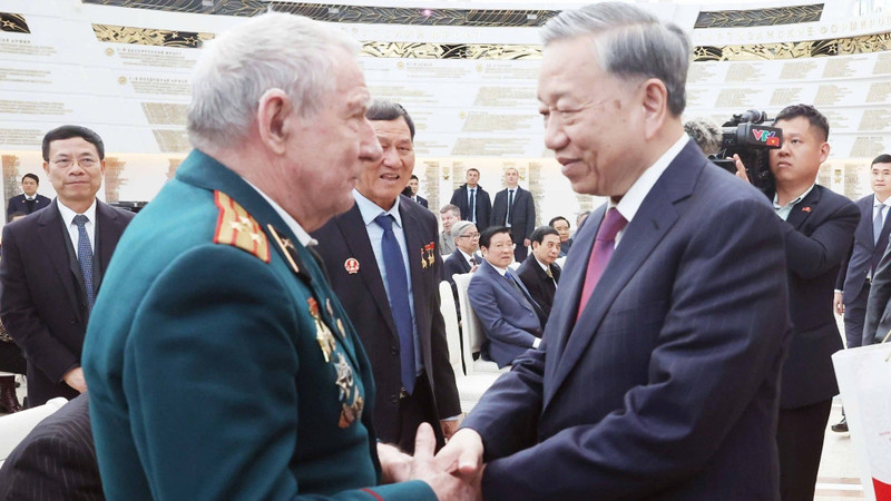 El secretario general del Partido Comunista de Vietnam, To Lam, estrecha la mano de un veterano bielorruso con destacadas contribuciones a Vietnam. (Foto: VNA)
