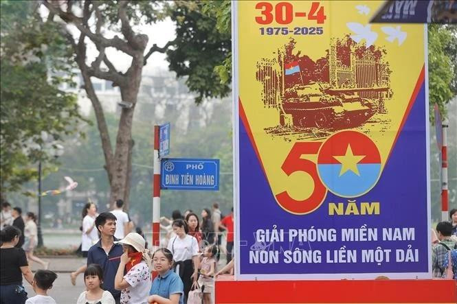 Pancartas para celebrar el 50 aniversario de la Liberación del Sur y la Reunificación Nacional (Foto: VNA)