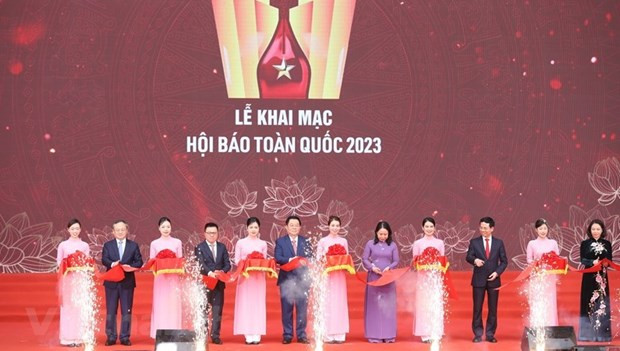 Delegados cortan la cinta de apertura del Festival Nacional de la Prensa en 2023. (Foto: VNA)