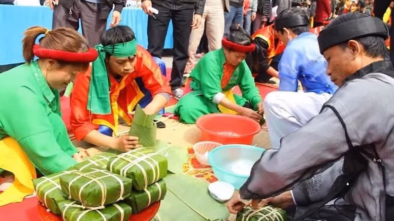 Los artesanos en el concurso de elaboración de banh chung.