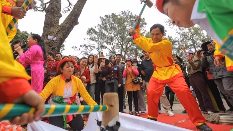 En la competición de elaboración del pastel redondo banh day.