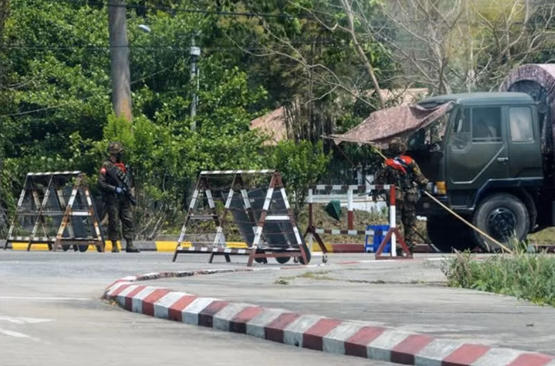 Soldados vigilan las calles de Naipyidó, Myanmar. (Foto:TTXVN)