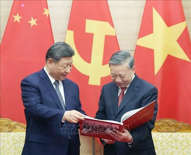 El secretario general To Lam regala al secretario general y presidente Xi Jinping el libro fotográfico de la Agencia Vietnamita de Noticias. (Foto: VNA)