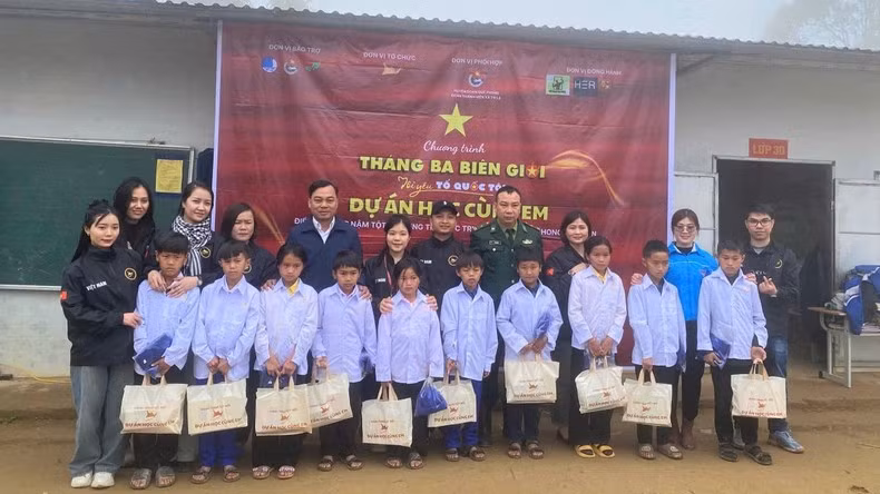 La instancia de la Unión de Jóvenes Comunista Ho Chi Minh en la estación de guardia fronteriza de Tri Le, los patrocinadores y las entidades relacionadas entregan regalos a los estudiantes de la escuela primaria de Tri Le 4.