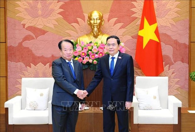 El vicepresidente permanente de la Asamblea Nacional de Vietnam, Tran Thanh Man, recibió hoy al secretario general del Senado de Camboya, Oum Sarith, (Foto: VNA)