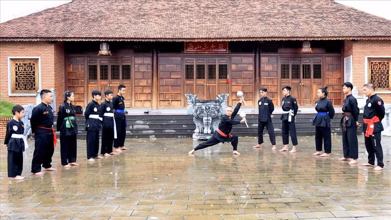 El maestro Thai Minh Quang enseña a sus discípulos la famosa técnica de la secta de artes marciales Bach Long.