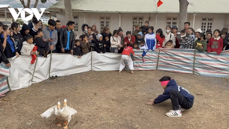 Los residentes locales y los turistas pueden participar en juegos folclóricos.