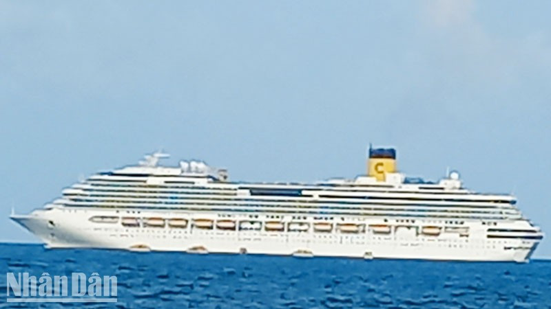 Arriba a Vietnam súper crucero con miles de turistas 
