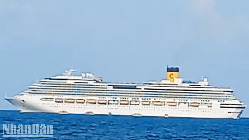 Arriba a Vietnam súper crucero con miles de turistas 