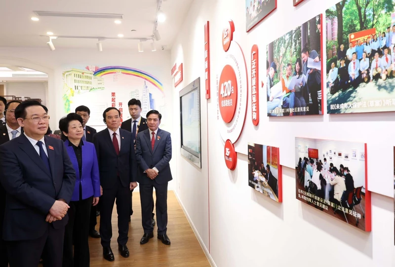 Presidente parlamentario vietnamita visita centro legislativo Hongqiao (Foto:VNA)