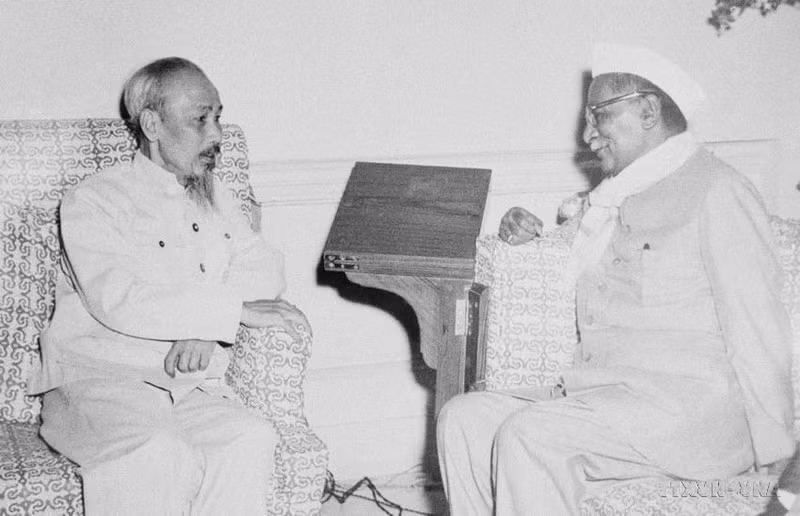 El Presidente Ho Chi Minh se reunió con el presidente anfitrión Prasat durante su visita de amistad a la India, el 5 de febrero de 1958.