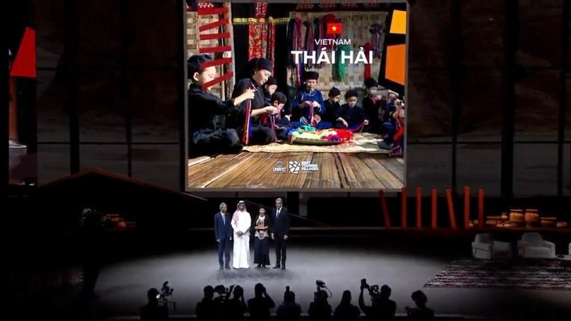 Un representante del Área de Reserva de Aldea de Casas sobre Pilotes Ecológicas Thai Hai de Vietnam recibe el prestigioso premio en la noche del 12 de marzo. (Foto: Administración Nacional de Turismo de Vietnam)