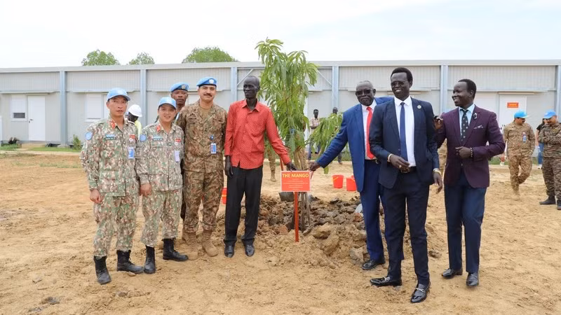 Asistentes al acto de plantación de árboles.
