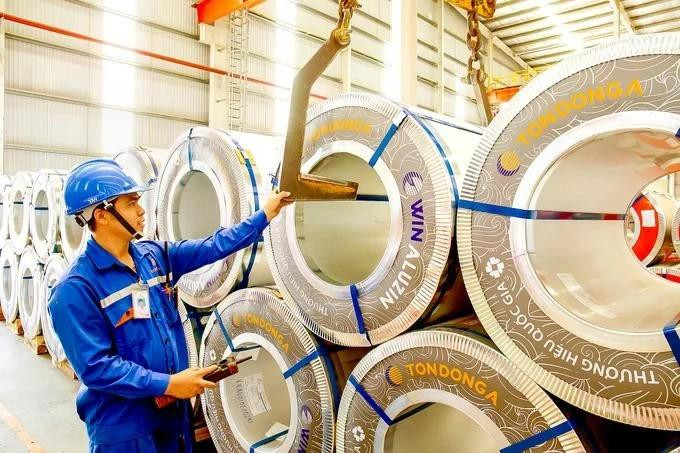 Trabajadores de la fábrica Ron Dong A revisan las bobinas de acero para garantizar la trazabilidad completa de la información del envío. (Foto: www.sggp.org.vn)