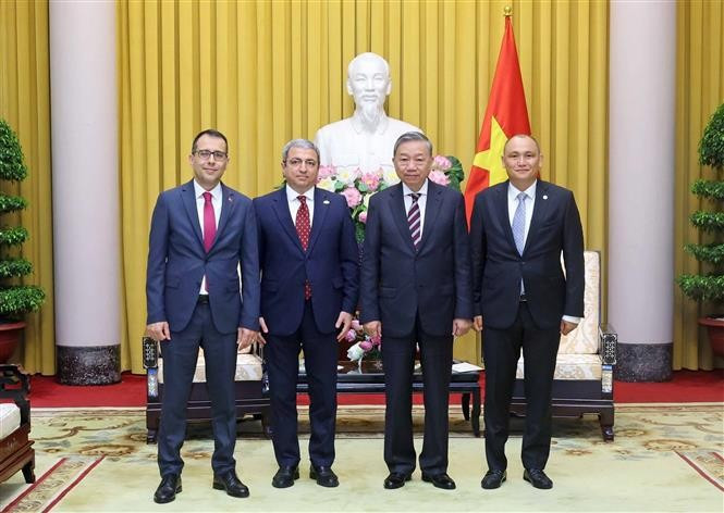 El presidente de Vietnam, To Lam, y los embajadores. (Foto: VNA)