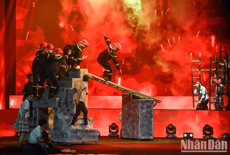 Una demostración sobre el trabajo de la Policía de Prevención, Extinción y Salvamento de Incendios.