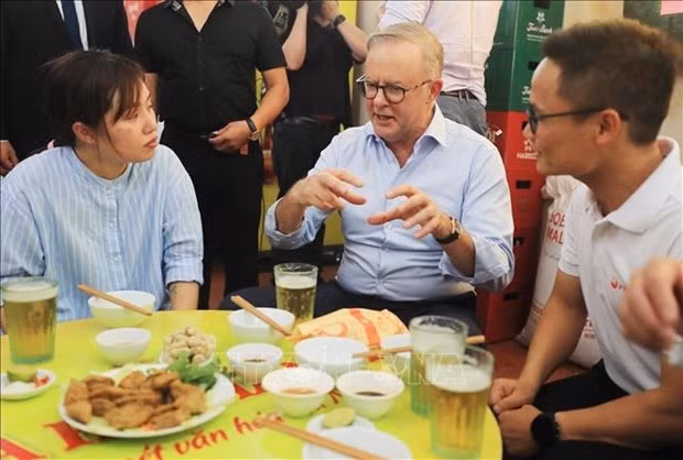 El primer ministro de Australia, Anthony Albanese, disfruta del Banh mi y la cerveza de barril (Fuente: vietnamnet.vn) 