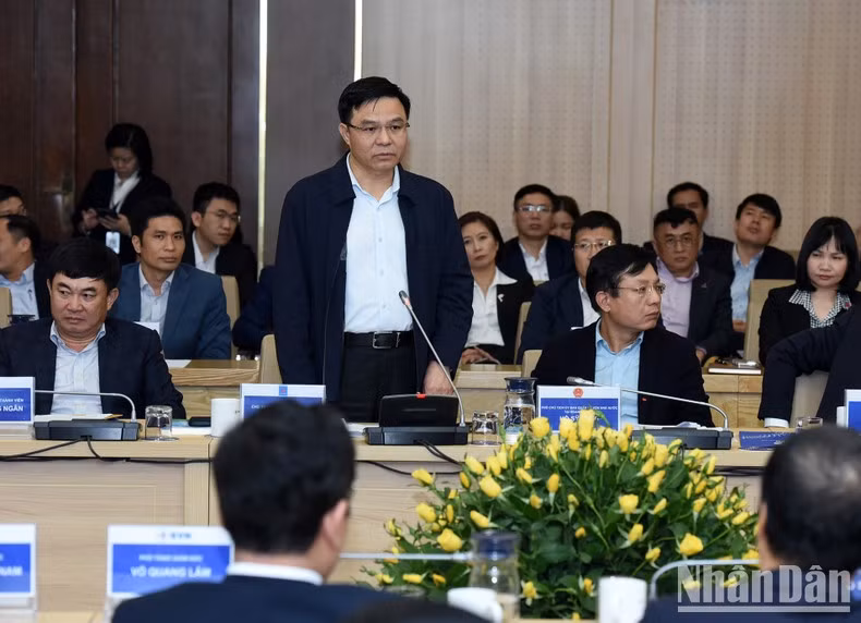 Le Manh Hung, presidente de la junta directiva del Grupo Nacional de Petróleo y Gas de Vietnam. Le Manh Hung, presidente de la junta directiva del Grupo Nacional de Petróleo y Gas de Vietnam.