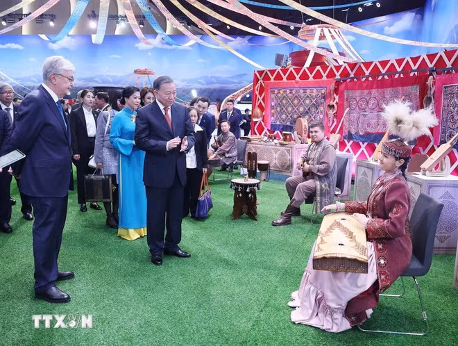 El secretario general To Lam y su esposa, junto con el presidente kazajo, Kassym-Jomart Tokayev, visitan la aldea cultural étnica en Astaná. (Foto: VNA)