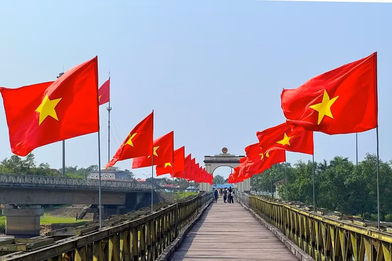Muchos turistas desean caminar algún día sobre el puente Hien Luong, una reliquia importante de la historia nacional.