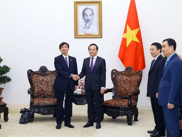El viceprimer ministro vietnamita, Tran Luu Quang, recibe al director general de la Unión Postal Universal, Masahiko Metok. (Foto: baochinhphu.vn)