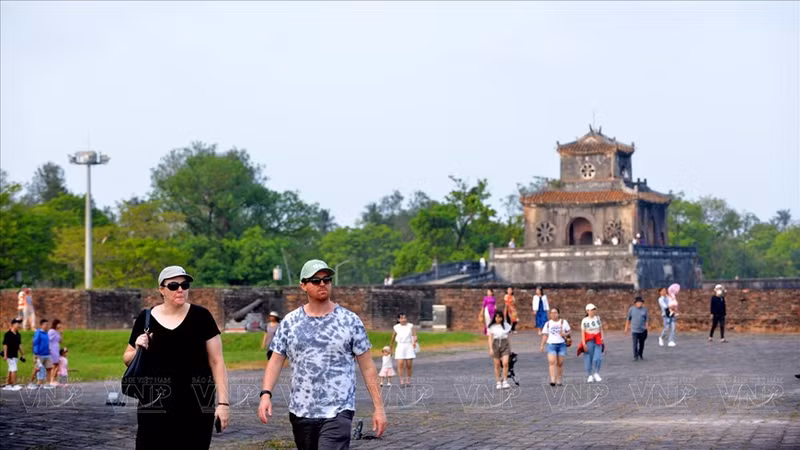 Diversos turistas extranjeros vienen a explorar las murallas de Hue.
