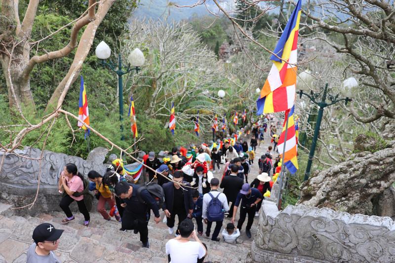 Turistas visitan el complejo de paisajes pintorescos y de reliquias de Yen Tu (Foto: baoquangninh.vn)